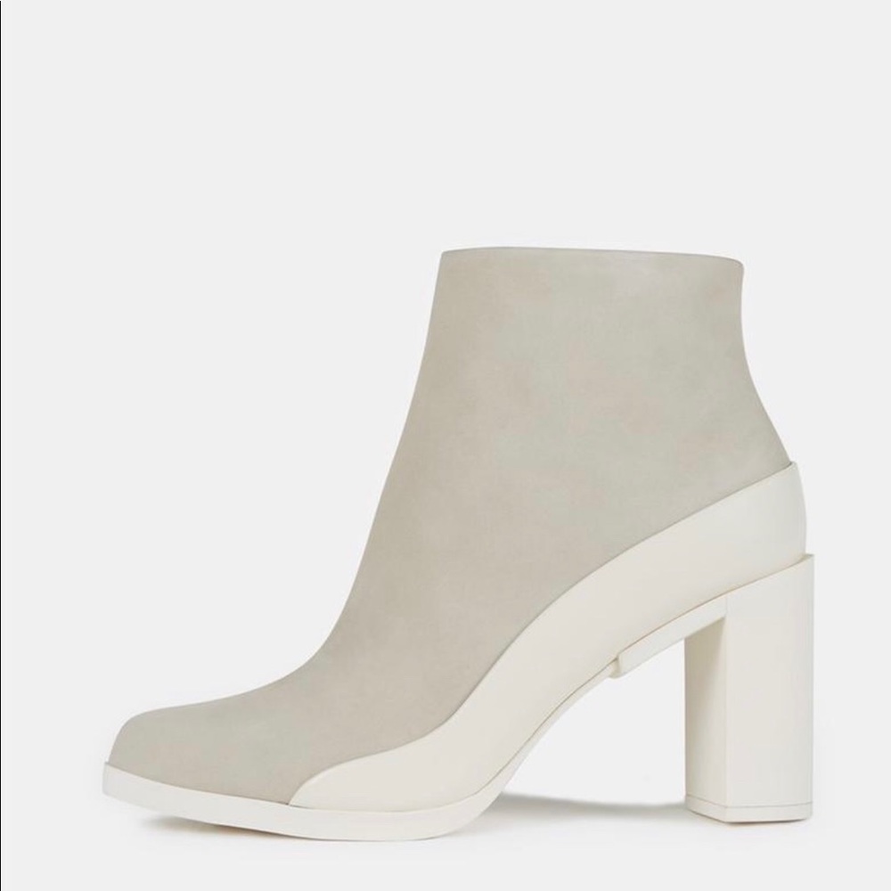 NWOT DKNY Phoebe Cream Boots-Size 7.5 - Picture 2 of 2